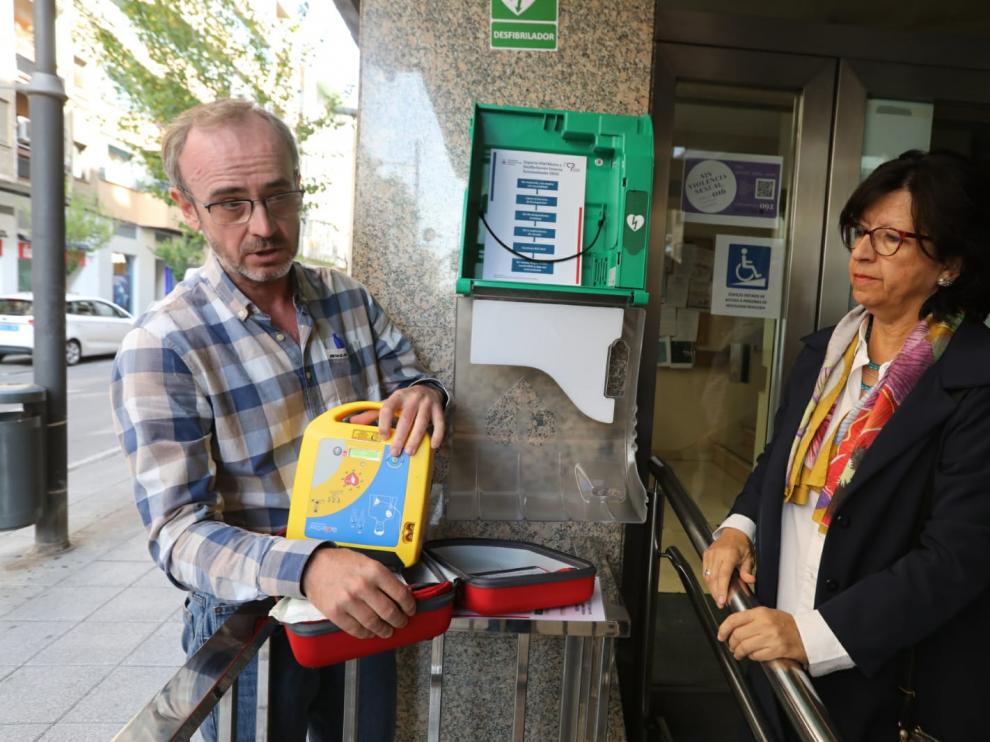 Enrique Capella y Maite Villarroel, con el desfibrilador instalado en el exterior del Colegio de Médicos, en la calle Zaragoza.