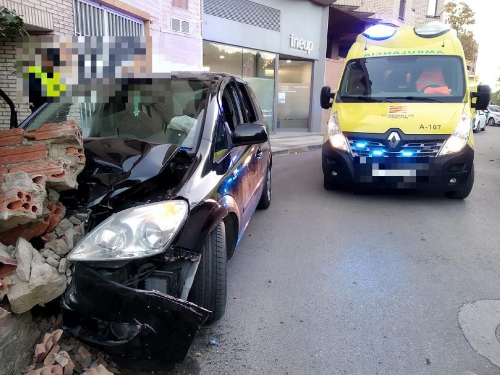El coche colisionó contra un muro en la calle Velódromo de Huesca.