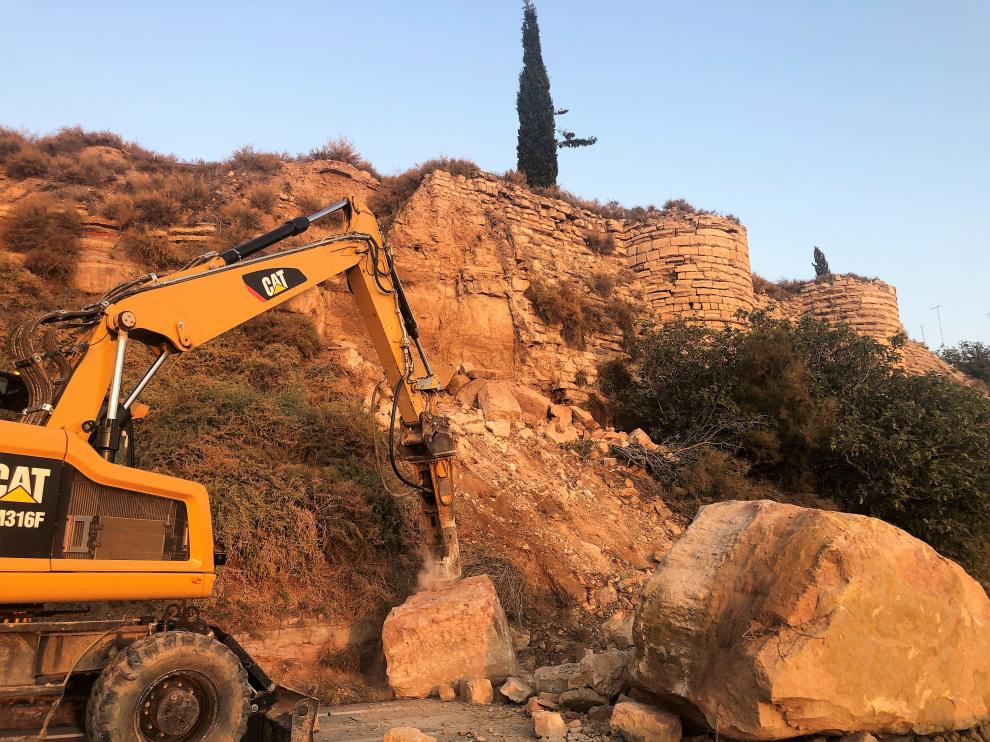 El desprendimiento del muro ha arrastrado grandes piedras hacia la carretera.