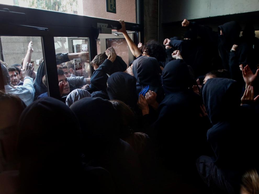 Estudiantes de la UPF este martes.