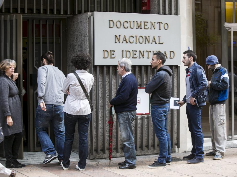 Filas para renovar el DNI o el pasaporte en la oficina del paseo de Teruel.