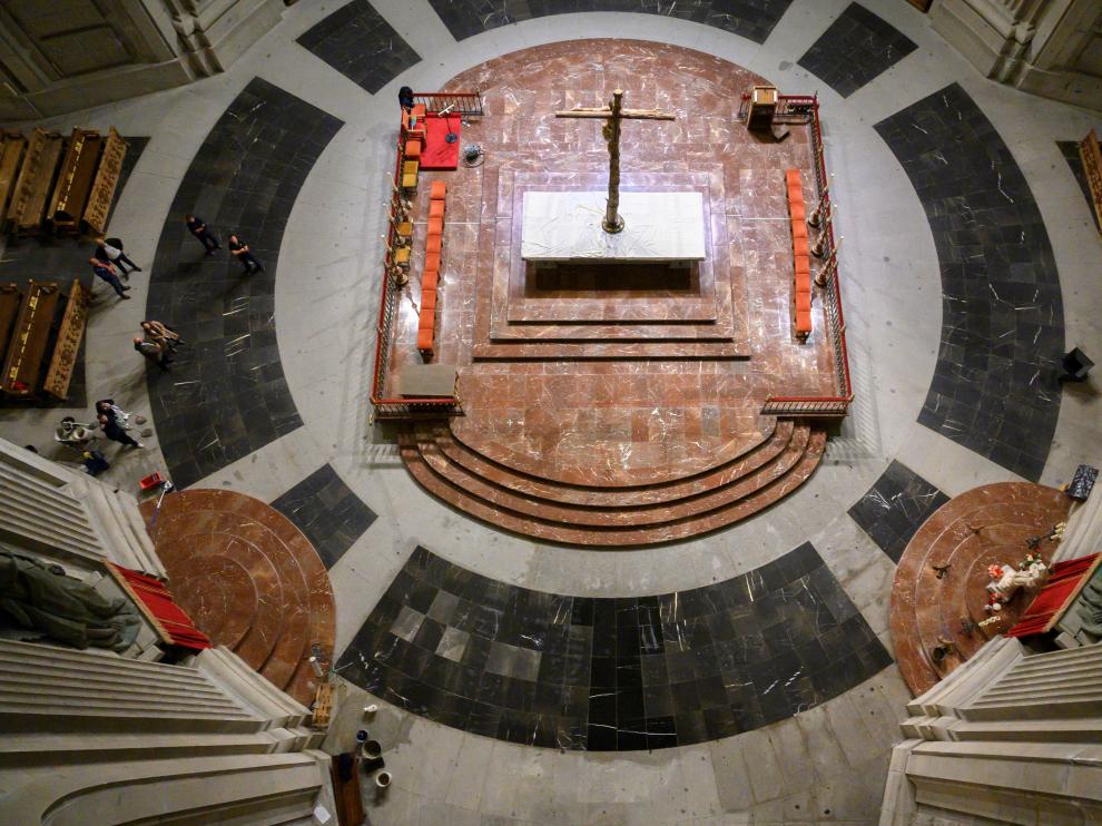 Fotografía facilitada por Moncloa del interior de la basílica del Valle de los Caídos tras las obras realizadas para reponer el solada que ocupaba la tumba de Francisco Franco.