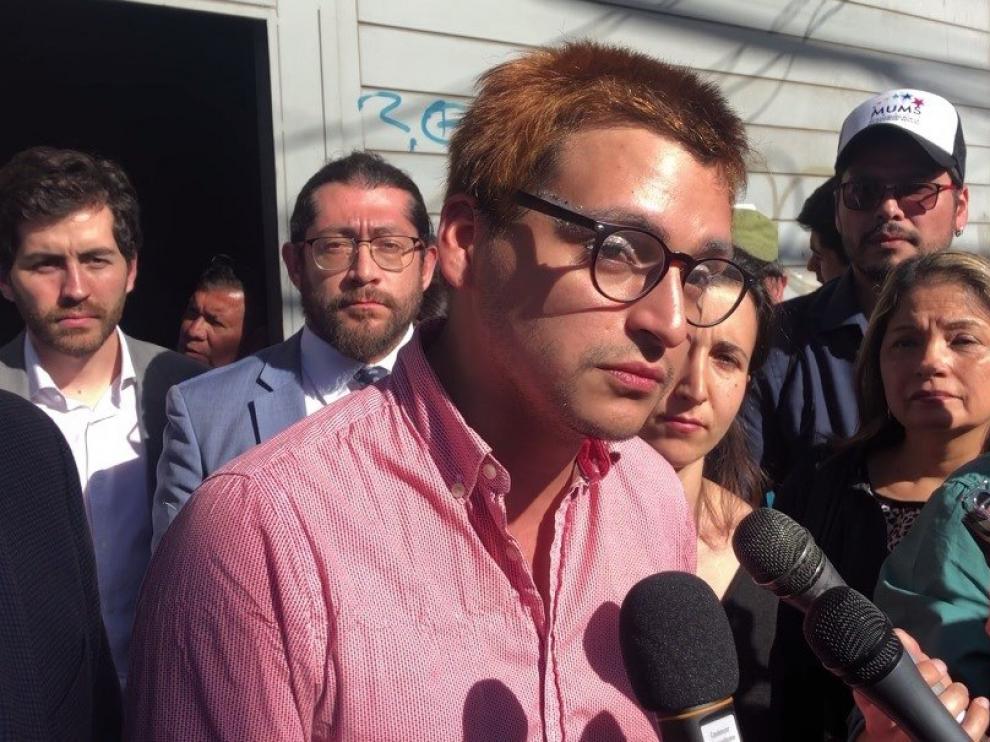 Josué Maureira habla con la prensa el lunes tras declarar en Santiago.