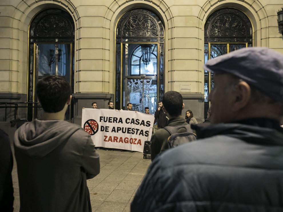 Los manifestantes, ayer en la plaza de España de Zaragoza