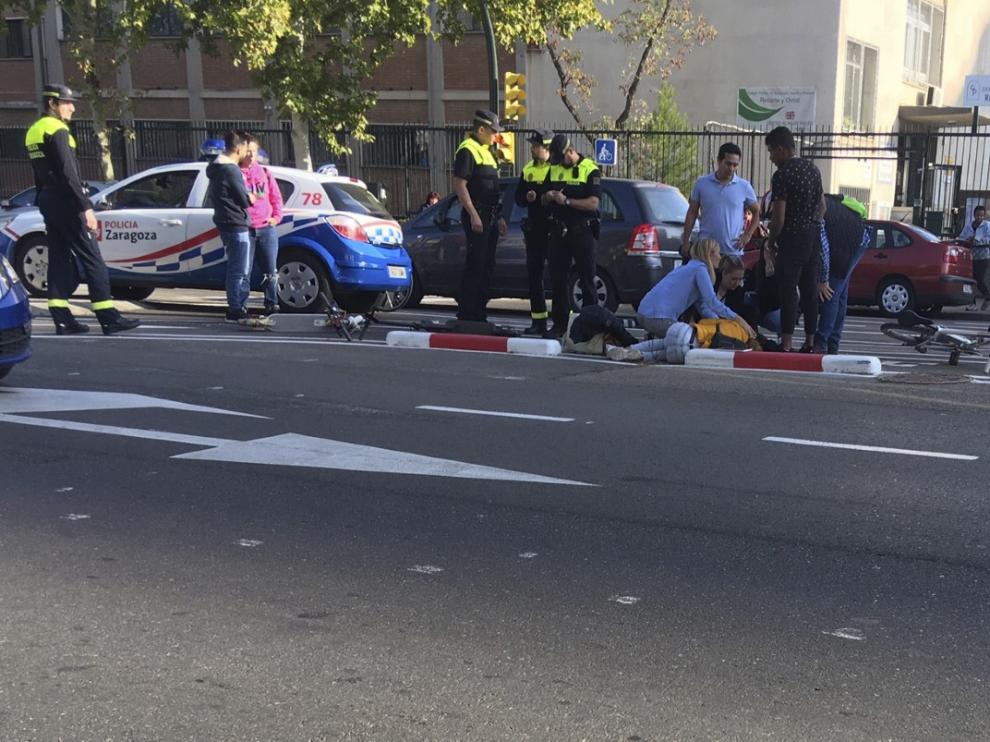 Los sanitarios atienden a la joven herida.