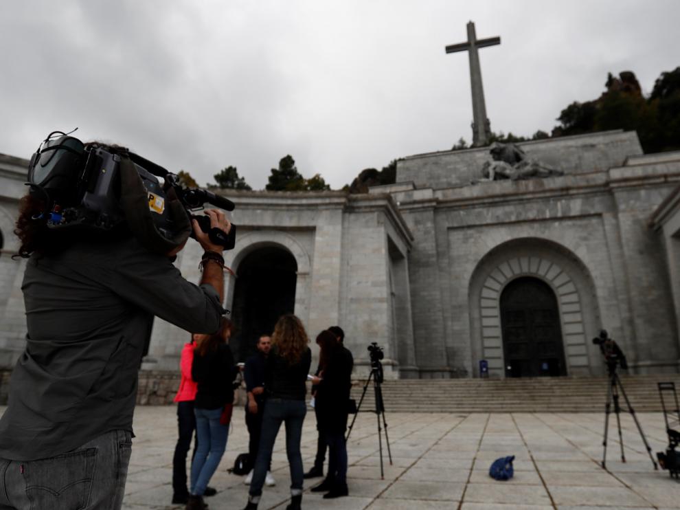 Medios de comunicación en el valle de los Caídos, tras la reapertura de sus puertas.