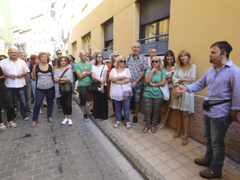 Óscar Sipán, a la derecha de la imagen, durante una de las visitas guiadas por la Huesca Negra
