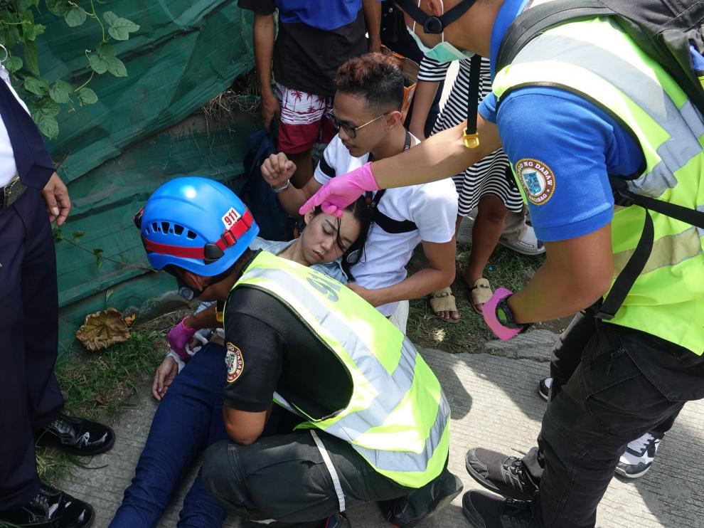 Los equipos de rescate atienden a una mujer en la ciudad de Davao.