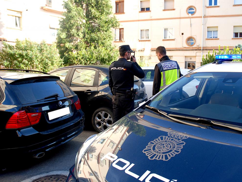Agentes de la Policía en el barrio en el que ocurrieron los hechos