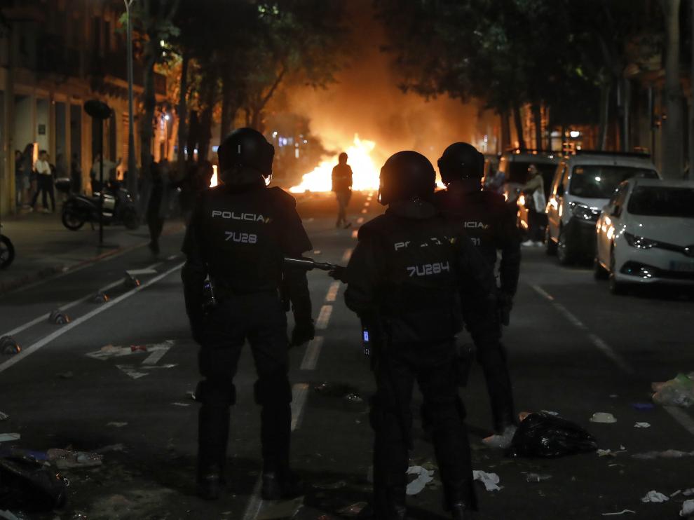 Agentes de la Policía Nacional, durante los disturbios de estos días en Barcelona.