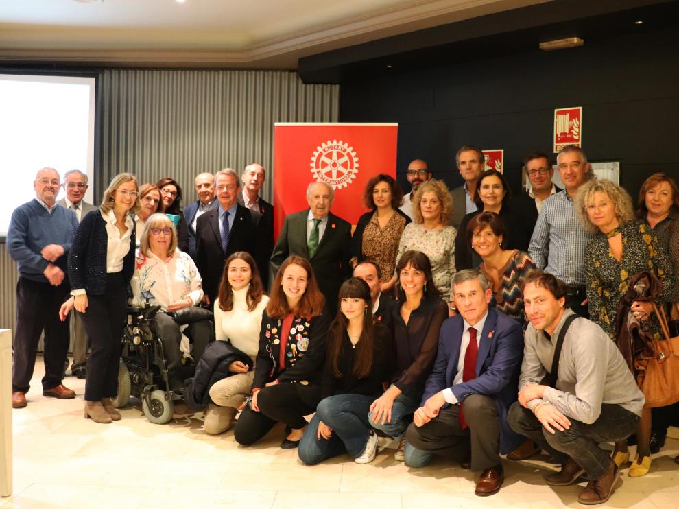 Asistentes y ponentes a la mesa redonda del Rotary Club.