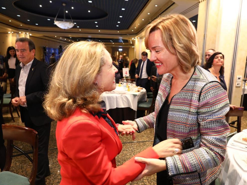 Nadia Calviño y Pilar Alegría se saludan en los Desayunos HERALDO