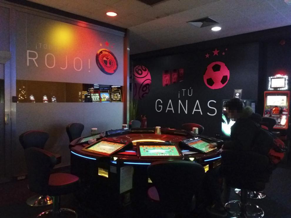 Imágenes del interior de varios locales de apuestas de Zaragoza.