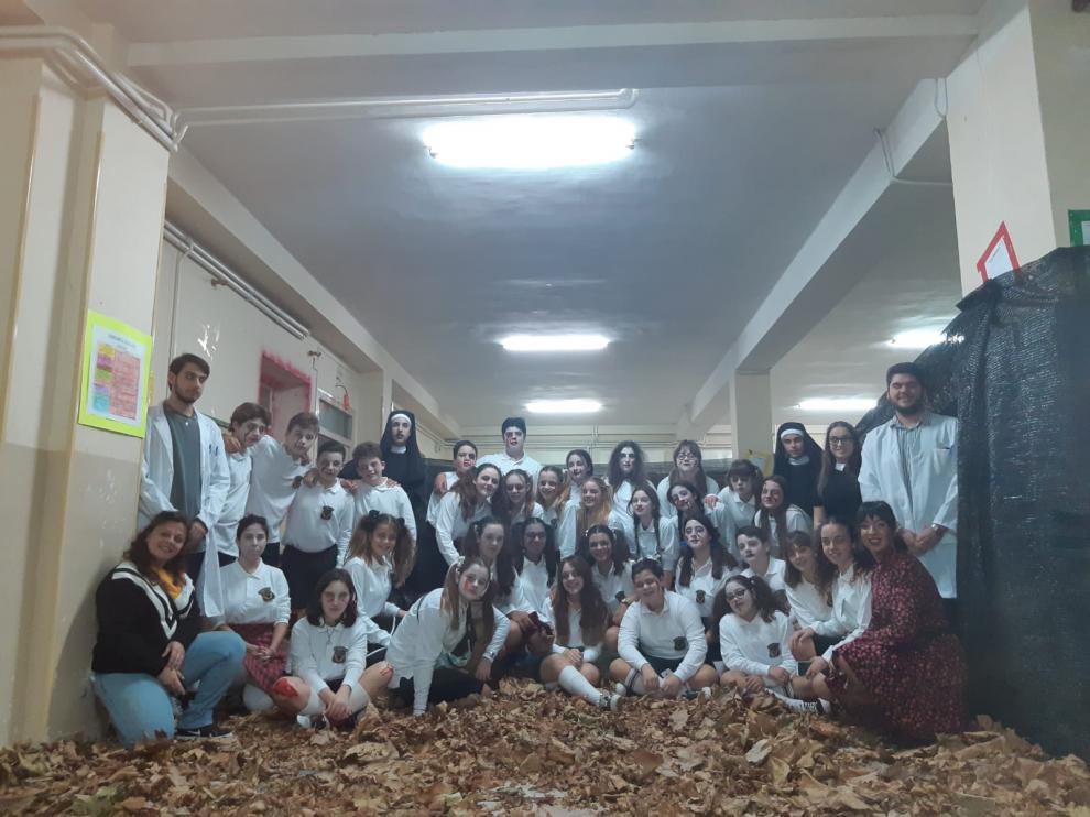 Los voluntarios que recrearon la fiesta en Pedrola en el antiguo colegio Cervantes, que se encuentran vacías desde que abrió sus puertas el nuevo edificio en septiembre.