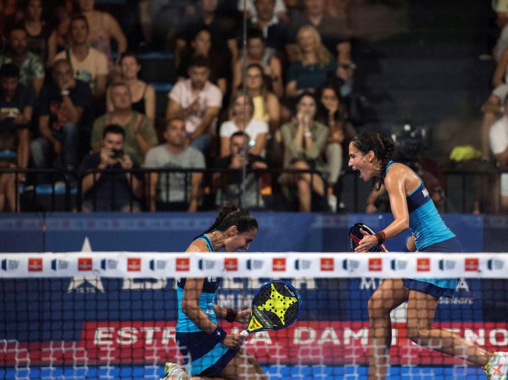Mapi y Majo celebran el pase a la final en el Open de Menorca.