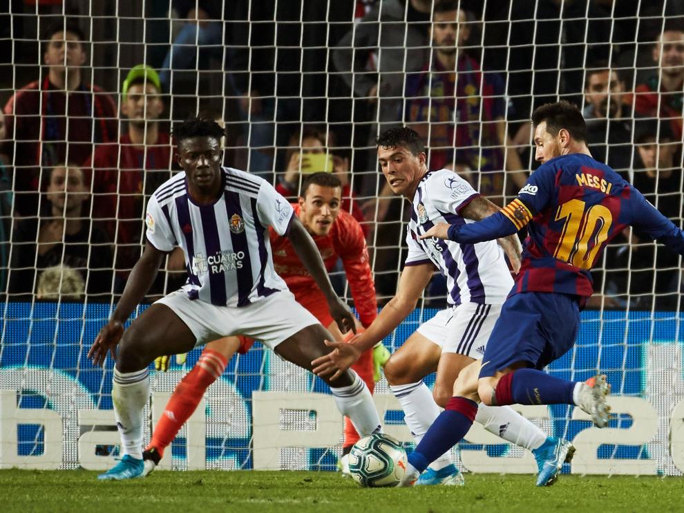 Messi se dispone a lanzar por encima de la defensa de vallisoletana.