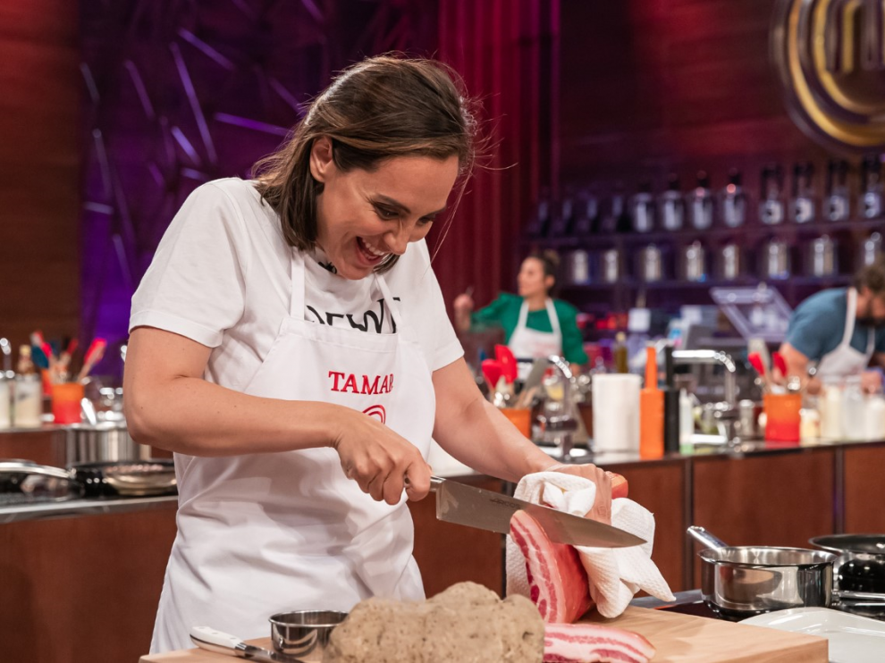 Tamara Falcón, partiendo pancenta en 'Masterchef'.