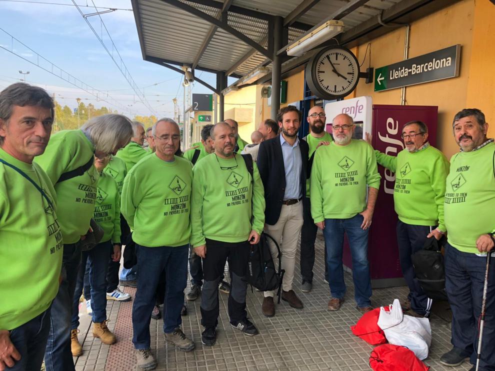 Una treintena de personas reivindican en un viaje en tren de Monzón a Zaragoza el mantenimiento de la taquilla.
