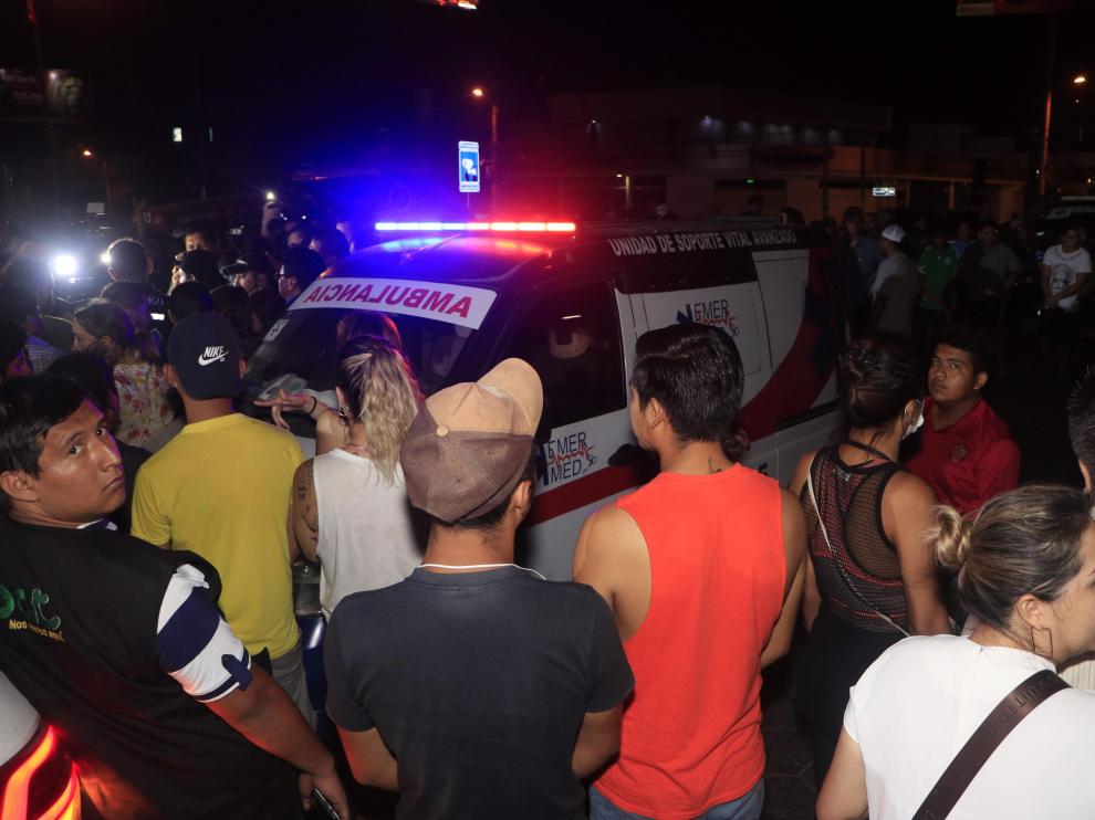 Familiares y amigos del boliviano Marcelo Terrazas, fallecido en un enfrentamiento en la ciudad de Montero, reciben este jueves su cuerpo, que llegó en una ambulancia a Santa Cruz (Bolivia).