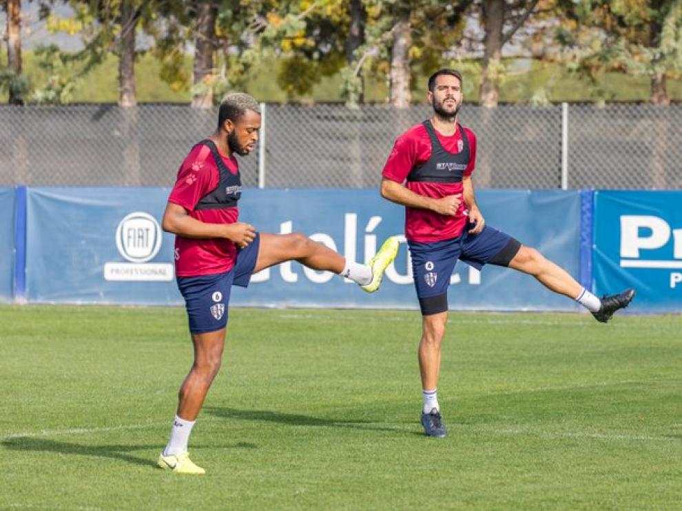 Doukouré e Insua, durante el entrenamiento de este jueves.