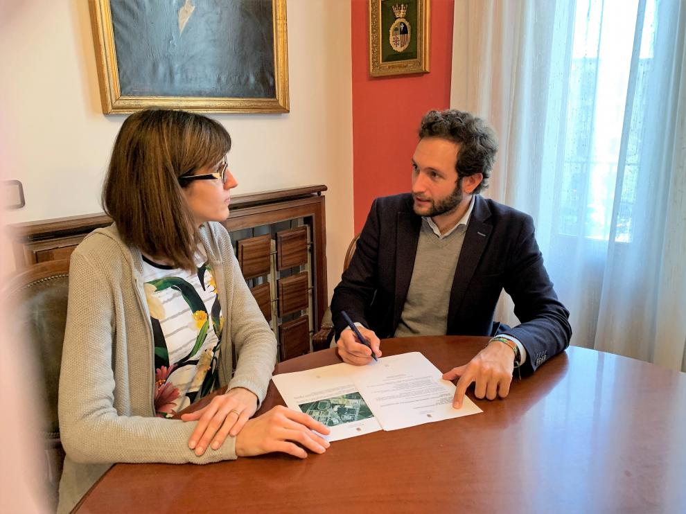 El alcalde de Monzón, Isaac Claver, y la concejala de Educación, Nuria Moreno.