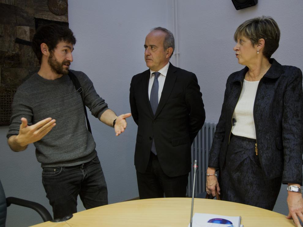 El director general de Universidades del Gobierno de Aragón, Ramón Guirado; la directora del centro asociado de la Uned en Calatayud, Ana Lagunas, y el rector de la Uned, Ricardo Mairal durante la visita a las instalaciones.