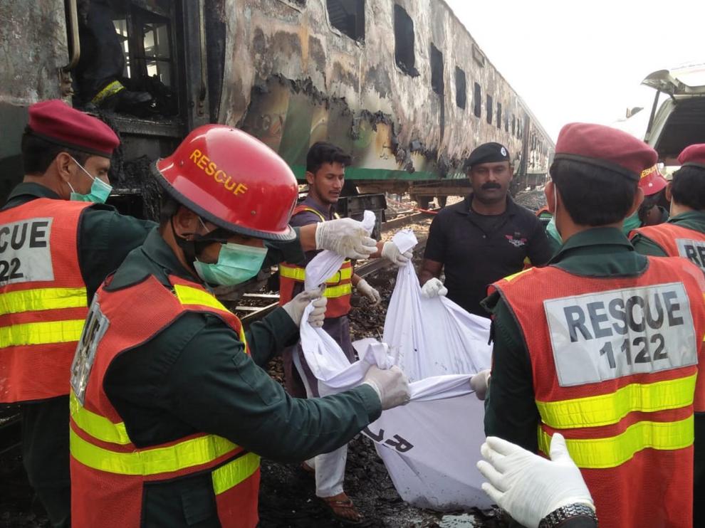 Los equipos de rescate recuperan los cuerpos de los pasajeros fallecidos en el siniestro.
