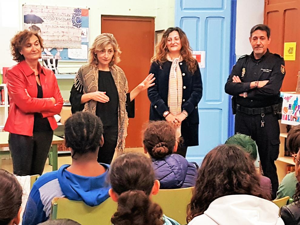 La subdelegada, junto a la directora del colegio, la directora provincial de Educación de la DGA y el inspector del CNP que ha impartido la charla.
