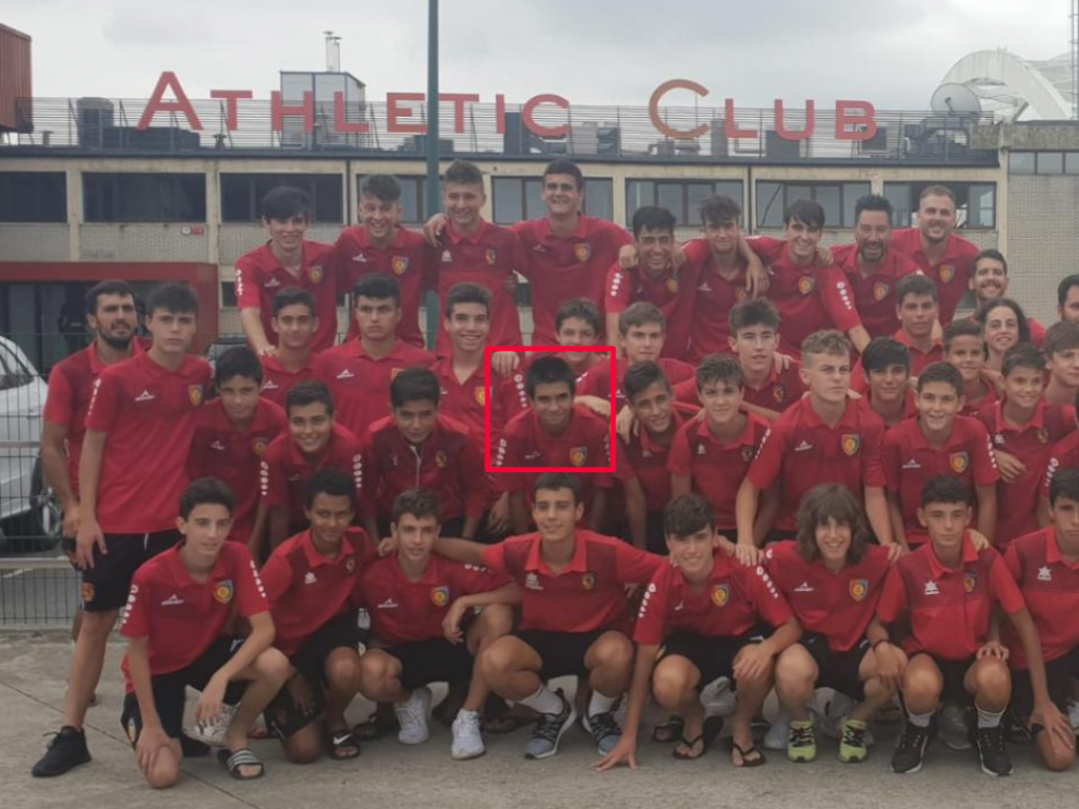 Nicolas Fontán, junto a sus compañeros del,Montecarlo Infantil A, Cadete B y Cadete A, en su visita a Lezama para jugar con el Athletic de Bilbao