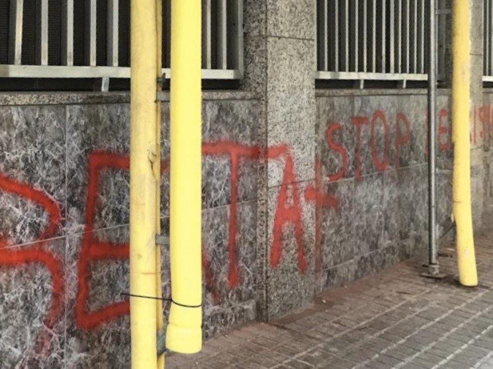 Con estas pintadas ha aparecido este jueves la sede del PSC en Badalona.