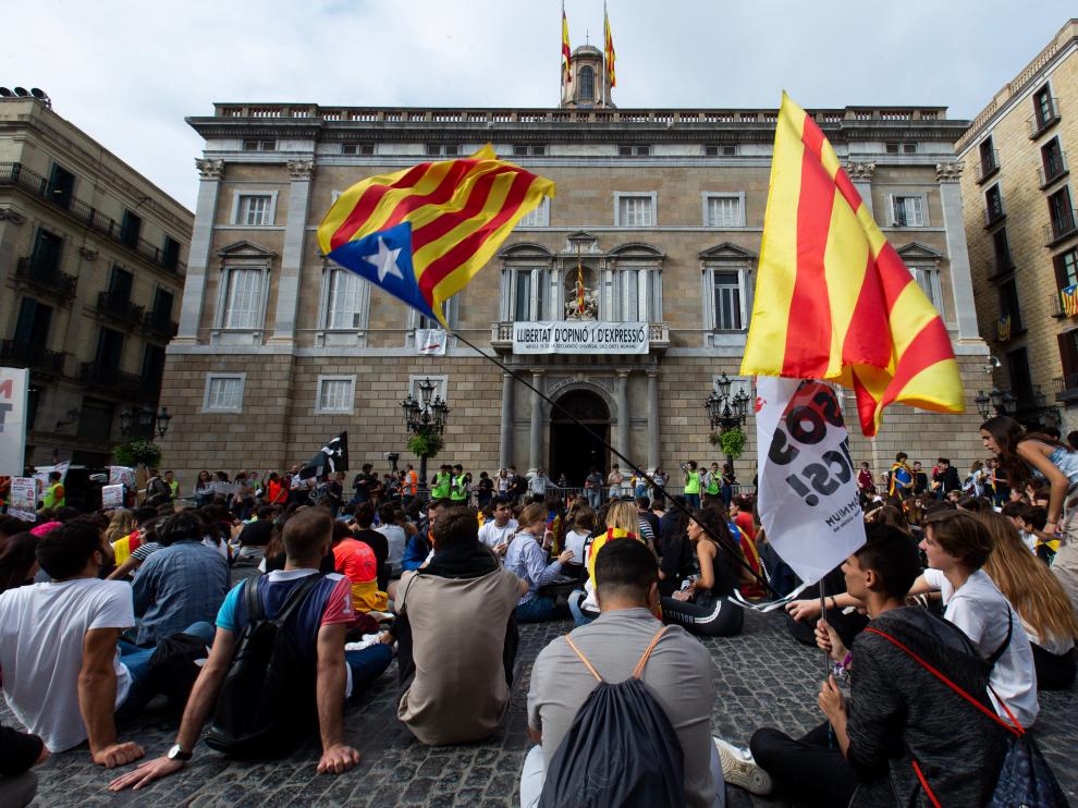 Cerca de un millar de estudiantes, la mayoría alumnos de secundaria y bachillerato, se han manifiestado por el centro de Barcelona para protestar por la sentencia del procés