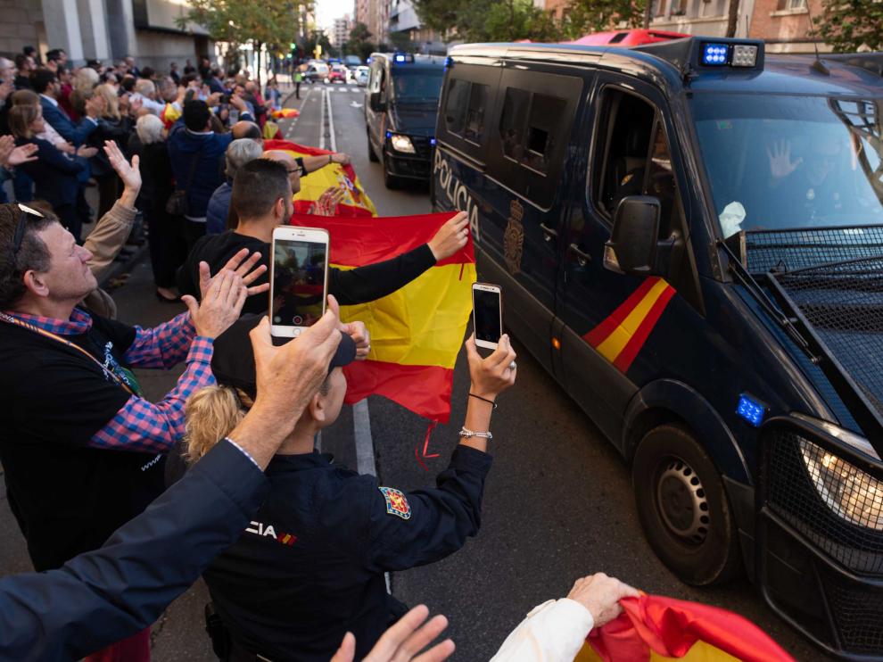 Recibimiento en Zaragoza de los policías desplegados en Cataluña.