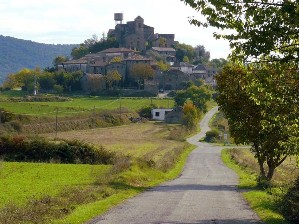 Tramo de la carretera con el núcleo de Latorrecilla al fondo.