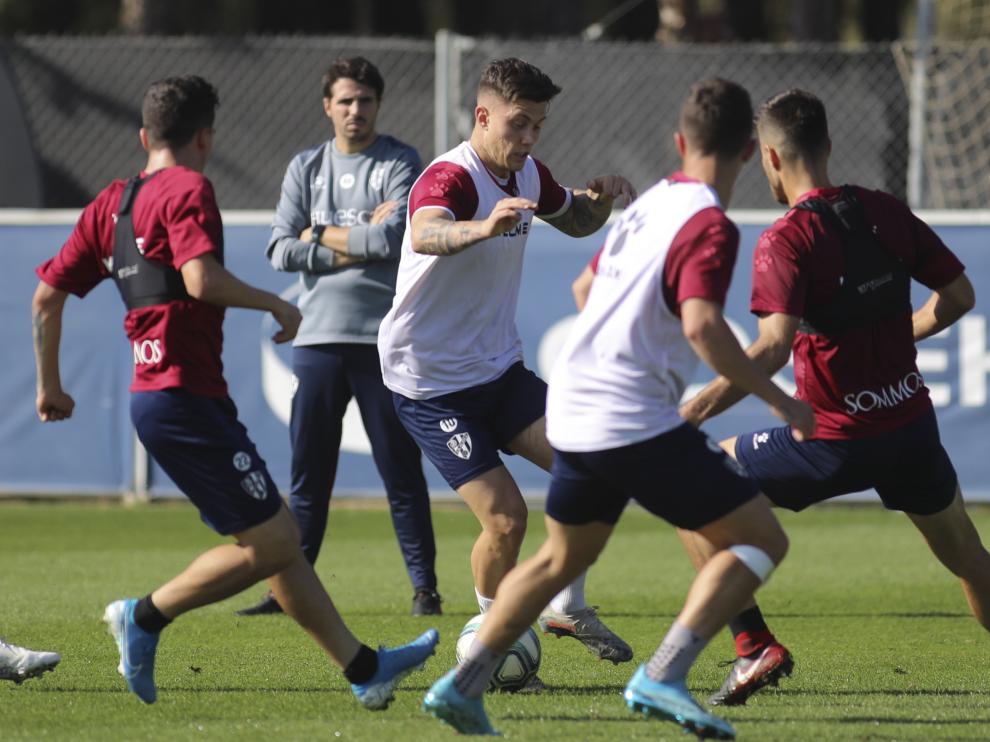 Cristo González conduce el balón entre dos rivales en un entrenamiento de esta semana.
