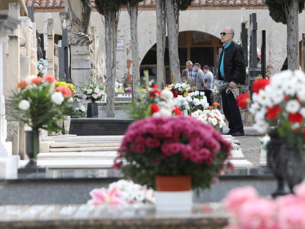 El cementerio de Teruel cubierto de flores.