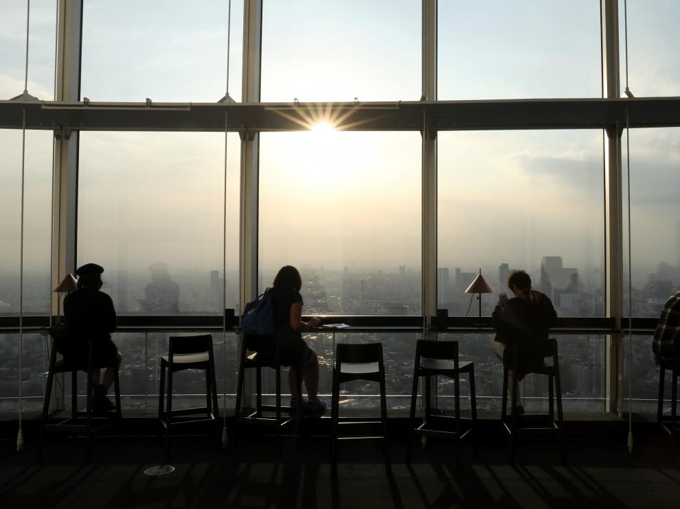 Personas tomando café este viernes en el mirador de la Torre Mori en Roppongi Hills, en Tokyo.
