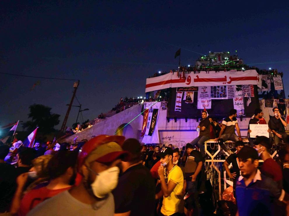Baghdad (Iraq), 31/10/2019.- Iraqi protesters gather during the ongoing protests al Tahrir square, in central Baghdad, Iraq, 31 October 2019. At least 74 protesters were killed since the protests resumed against the government in Iraq on 25 October, medical officials said. (Protestas, Bagdad) EFE/EPA/MURTAJA LATEEF Ongoing protests at al-Tahrir square, in central Baghdad