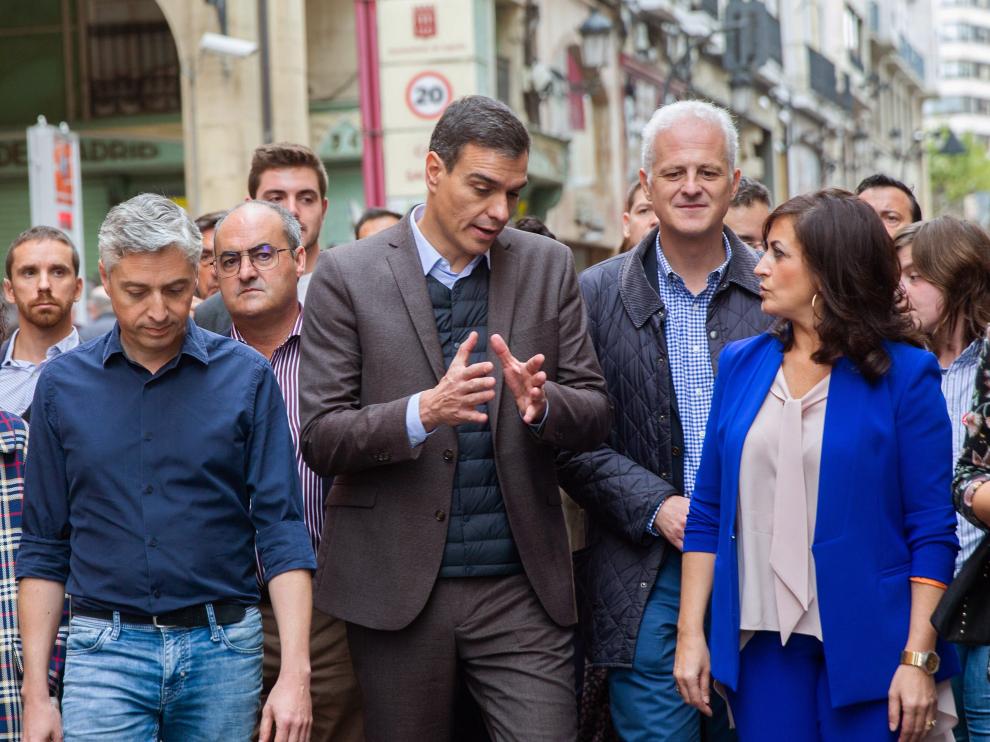Pedro Sánchez, hoy, durante un paseo por las calles de Logroño.