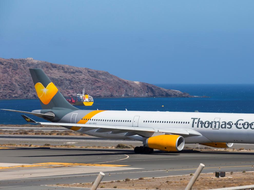 Un avión de Thomas Cook Scandinavia Airbus A330 despega en Las Palmas.