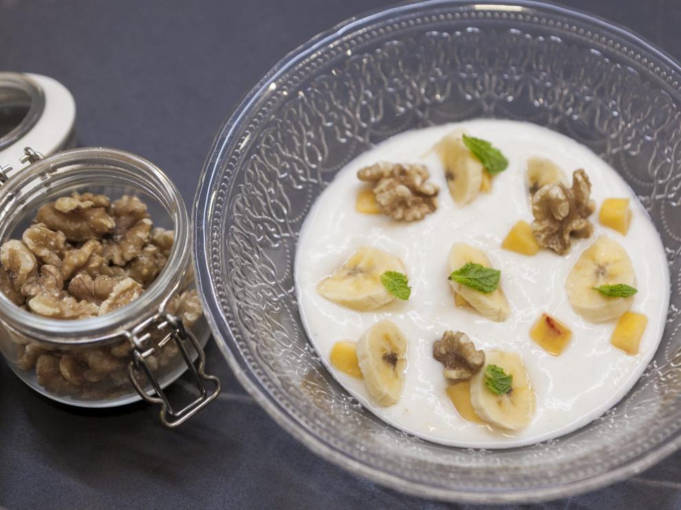 Un postre con nueces.