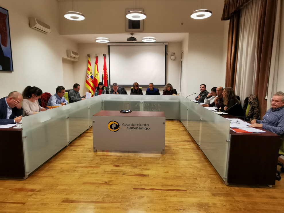 Una imagen de la celebración del pleno en el Ayuntamiento de Sabiñánigo.