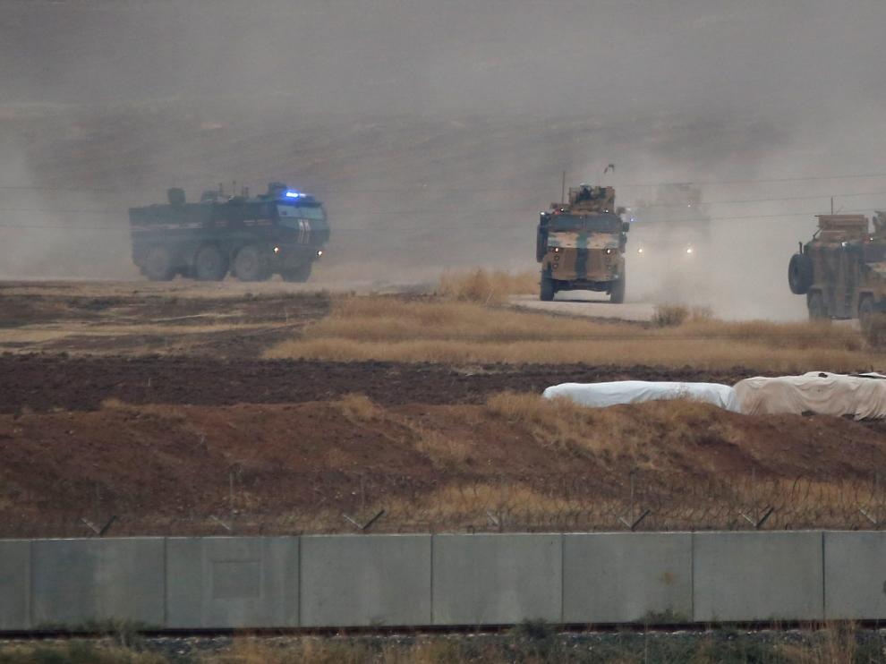 Vehículos militares turcos y rusos cerca de la frontera con Siria tras el último conflicto en la zona.