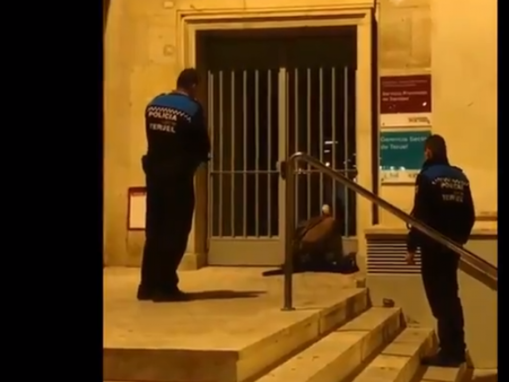 Momento en el que rescataron al buitre