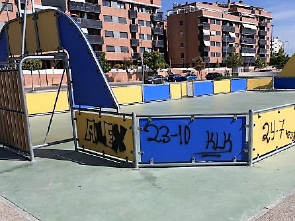 Pintadas en las vallas que delimitan una pista de juego.