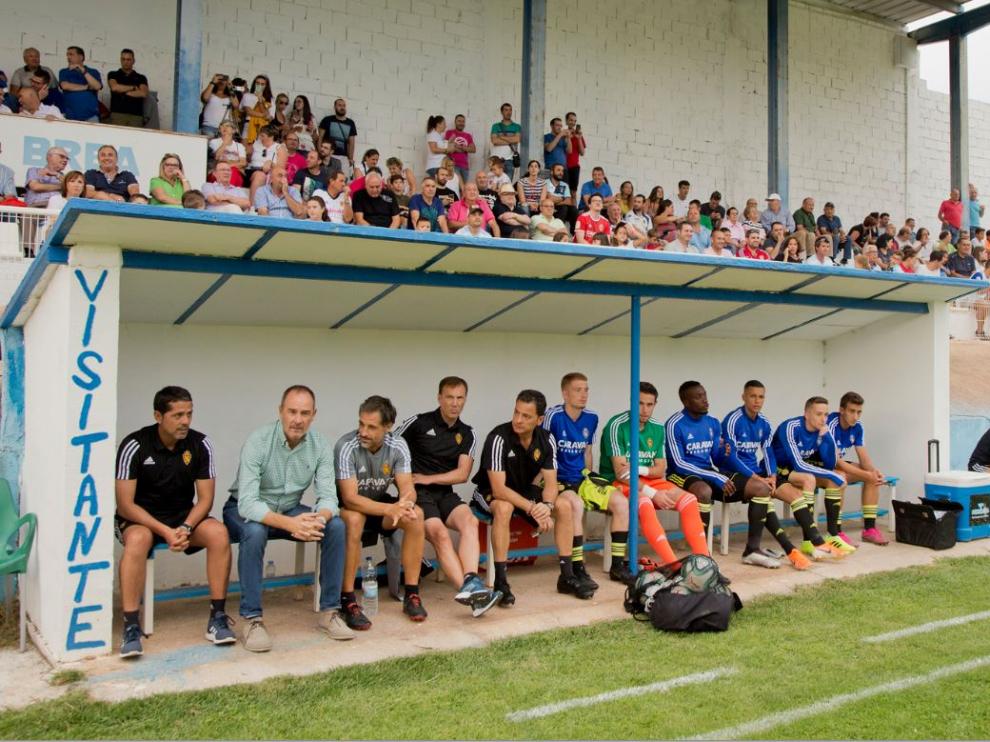 Este fue el banquillo del Real Zaragoza en el amistoso jugado en Brea de Aragón (derrota por 4-2 de los blanquillos ante el rival de Tercera). Ahmed, tercero por la derecha, jugó en la segunda parte.