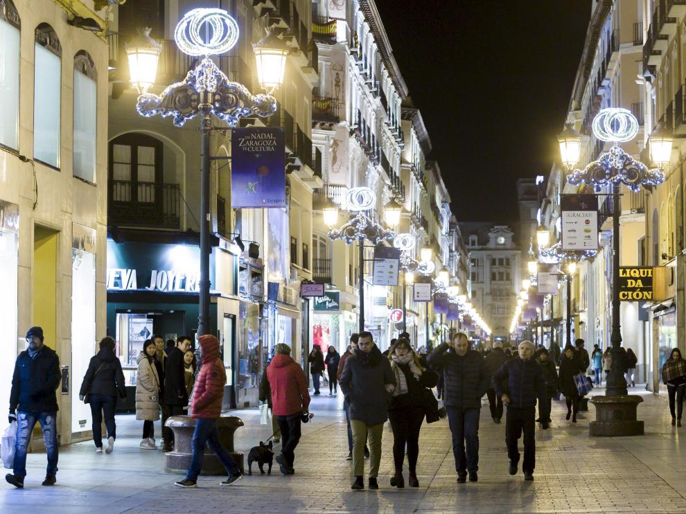 Vista de la iluminación de la calle de Alfonso I durante la Navidad de 2017.
