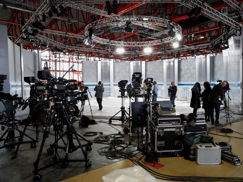 Preparativos para el debate electoral en el plató que se ha instalado en el Pabellón de Cristal de la Casa de Campo de Madrid.