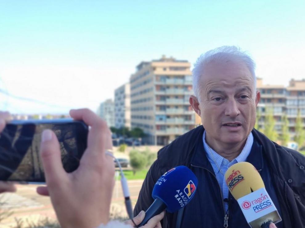 El candidato del PP al Congreso por Zaragoza, Eloy Suárez, en declaraciones en el barrio de Valdespartera.