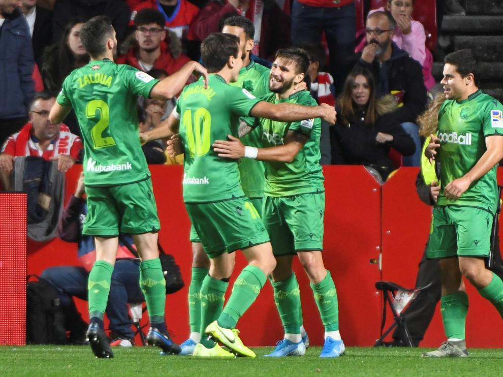 El centrocampista de la Real Sociedad, Cristian Portu (segundo por la derecha), celebra su gol, primero del equipo ante del Granada CF, durante el partido de este domingo.