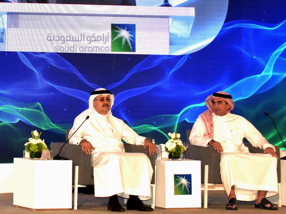 Dhahran (Saudi Arabia), 03/11/2019.- President and CEO of Saudi Aramco Amin Nasser (L) and Aramco chairman Yasir al-Rumayyan attend a press conference to announce an initial public offering of the state oil producer, in Dhahran, Saudi Arabia, 03 November 2019. According to media reports Saudi Arabia said it has approved plans for the state-owned oil producer Saudi Aramco to go public on the Saudi stock exchange Tadawul on 11 December 2019. (Arabia Saudita) EFE/EPA/STRINGER State-owned oil producer Saudi Aramco announces I.P.O. on the Saudi stock exchange Tadawul